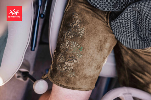 Aufw&auml;ndige Stickerei auf kurzer Lederhose