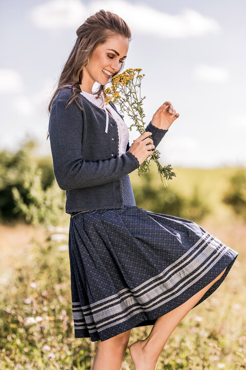 Trachtenrock kombiniert mit passender Trachtenjacke und wei&szlig;er Spitzenbluse.