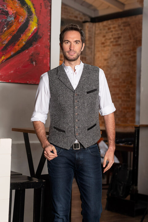 Schicke Trachtenwesten sind perfekte Alltagsbegleiter zu Hemden und Jeans