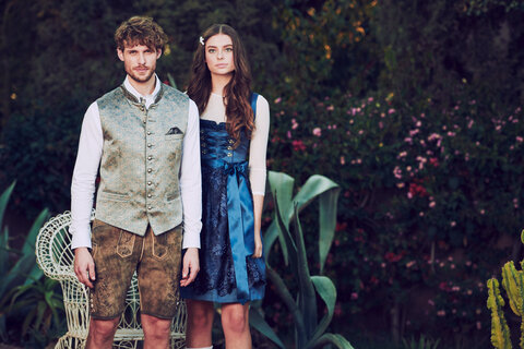 Passend zur Trachtenhochzeit sind unsere schicken Trachtenwesten in kombination mit hochwertigen lederhosen