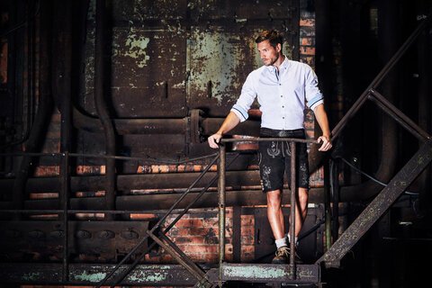 das edle Trachtenhemd in wei&szlig; passt perfekt zur dunklen Wildbocklederhose