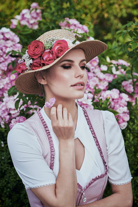 Passende Accesoires wie Trachtenh&uuml;te und Trachteng&uuml;rtel f&uuml;r Ihre Dirndl und Trachtenkleider finden Sie im Trachten Shop Zell