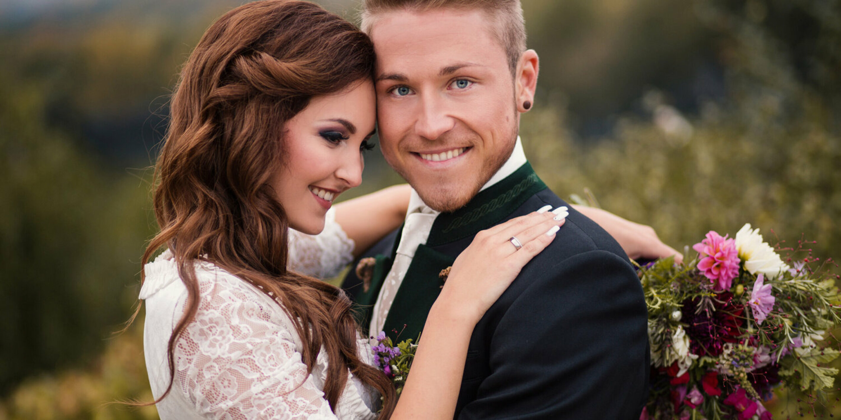 Das  perfekte Brautdirndl und den Trachtenazug finden Sie im Trachten Shop zell