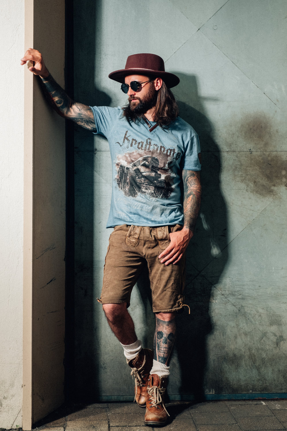 Kniebundlederhose mit Trachten T-Shirt