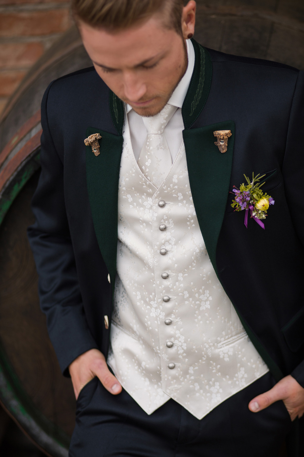 Hochzeitsanz&uuml;ge im Trachten Stil mit passender Trachtenweste