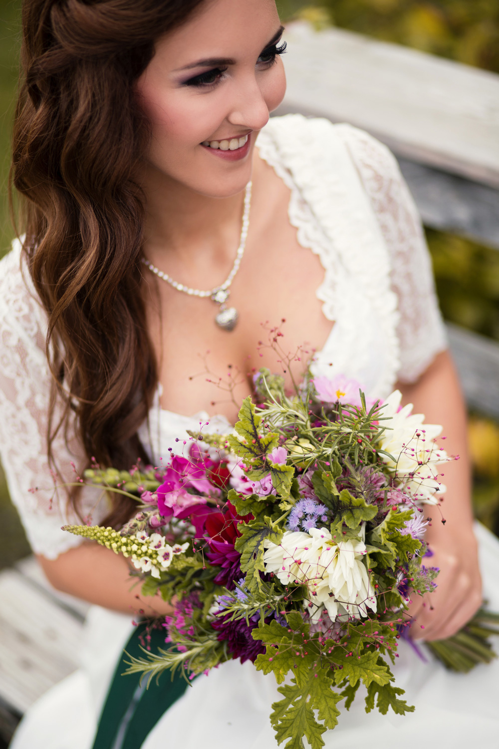 Der wundervolle Brautstrau&szlig; f&uuml;r die Trachtenhochzeit